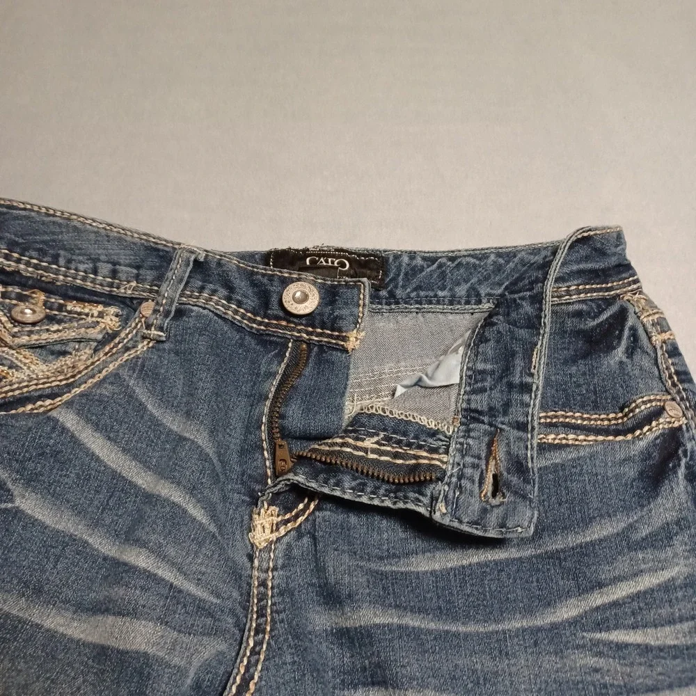 Cato Contemporary Women Size 8 Capri Jeans Medium Wash Embroidered Stretch Denim